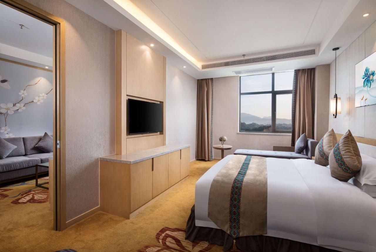 Hotel Ramada Plaza By Wyndham Enshi Exterior foto